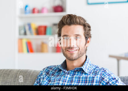 Cheerful bearbed hipster homme en blanc maison moderne. Appareil photo face Banque D'Images