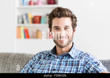 Cheerful bearbed hipster homme en blanc maison moderne. Appareil photo face Banque D'Images