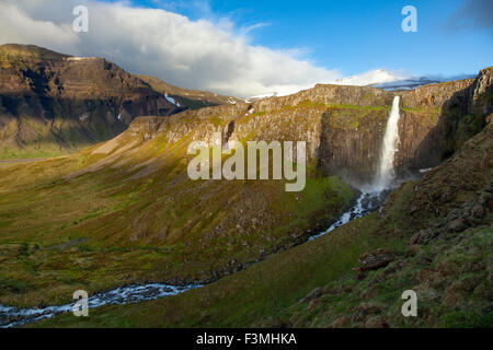 Cascade de montagne près de Grundarfjordur, Péninsule de Snæfellsnes, Vesturland, Islande. Banque D'Images