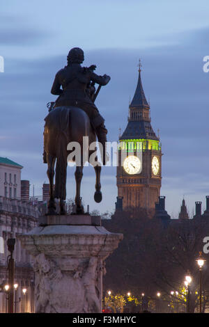 Big Ben Elizabeth Tower Chambres du Parlement dans la nuit avec statue du roi Charles I en premier plan London England UK Banque D'Images