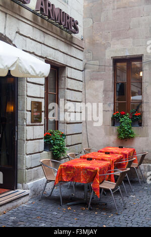 Postes vacants tables à l'extérieur un hôtel célèbre dans le quartier de la vieille ville de Genève où bill et Hilary Clinton ont dîné. Banque D'Images