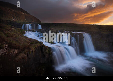 Coucher de soleil sur cascade Kirkjufell, Grundarfjordur, Péninsule de Snæfellsnes, Vesturland, Islande. Banque D'Images