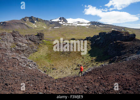 Personne sur la lèvre du cratère Saxholl, sous Snaefellsjokull. Parc National Snaefellsjokull, Péninsule de Snæfellsnes, Vesturland, Islande. Banque D'Images