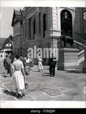 24 février 1962 - Palais de Bangkok, d'une mille secrets d'accueil étrangers Thai's Kings est toujours ''INTERDIT'' : bien que l'actuel monarque thaïlandais éclairé, Phumiphol Adulej, et sa famille vivent dans un palais plus modeste, le Grand Palais, dominant la capitale, demeure connue comme la ''place de mille secrets'' parce que si peu de gens du monde extérieur ne sont jamais autorisés à voir l'intérieur de ses murs doubles. Accueil de la dynastie Chakri, premier écrit par le roi Monkhut Engkish d'enseignant (Anna et le Roi de Siam), le palais est aujourd'hui sem utilisé sauf pour le logement un peu chers à c Banque D'Images