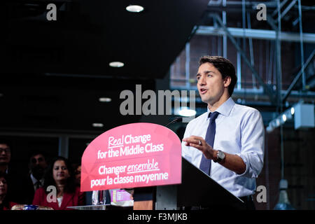 Toronto, Canada, 09 Oct, 2015. Justin Trudeau, chef du Parti libéral fédéral canadien faire discours de campagne électorale, avec des candidats libéraux et partisans à sur, lorsqu'il a fait un arrêt à Longo supermarché à l'appui de la Toronto Don Valley West Riding candidat Rob Oliphant, le 9 octobre 2015 Crédit : CharlineXia/Alamy Live News Banque D'Images