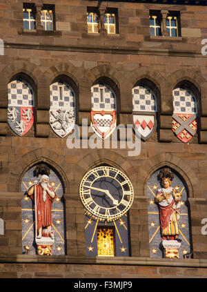 Le Château de Cardiff face à la tour de l'horloge avec réveil flanqué de figures de Saturne et Jupiter Cardiff Wales UK Banque D'Images