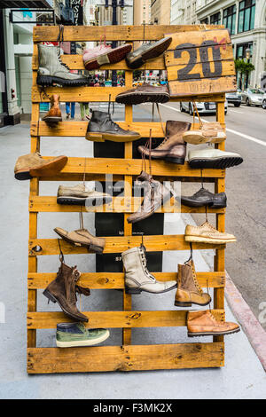 Chaussures en bois trottoir affichage de différents types de bottes sur la rue dans le centre-ville de San Francisco, Californie, USA avec un signe pour 20 Banque D'Images