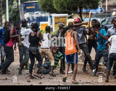 Un homme est battu au cours de la violence politique en Guinée Conakry, à la veille des élections en 2010. Banque D'Images