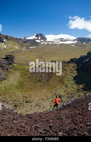 Personne sur la lèvre du cratère Saxholl, sous Snaefellsjokull. Parc National Snaefellsjokull, Péninsule de Snæfellsnes, Vesturland, Islande. Banque D'Images