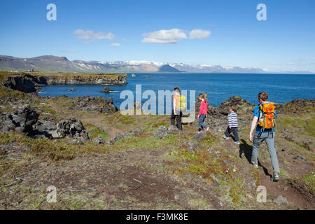 Randonnée familiale le Hellnar-Arnarstapi chemin côtier, Péninsule de Snæfellsnes, Vesturland, Islande. Banque D'Images