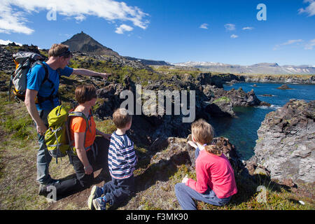 Famille sur le Hellnar-Arnarstapi chemin côtier, Péninsule de Snæfellsnes, Vesturland, Islande. Banque D'Images