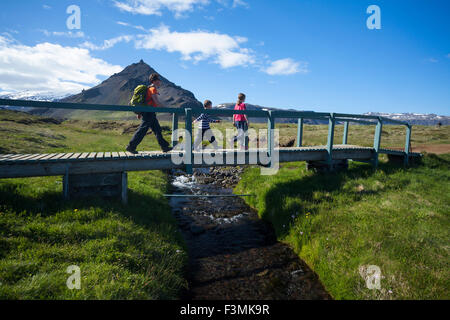 Randonnée familiale le Hellnar-Arnarstapi chemin côtier, Péninsule de Snæfellsnes, Vesturland, Islande. Banque D'Images