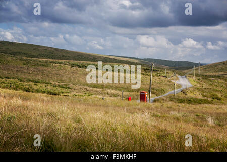 Rouge traditionnel à distance K6 téléphone fort et post box à côte de la route près de landes Abergwesyn Powys Pays de Galles UK Banque D'Images