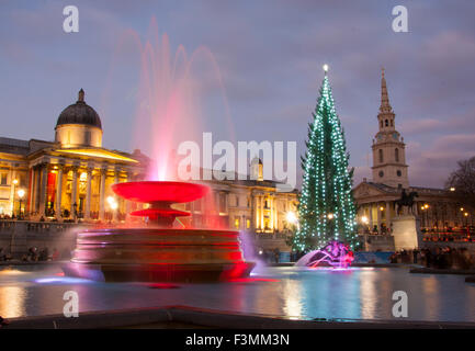 Trafalgar square la nuit Noël avec arbre de Noël, Galerie nationale, fontaine et St Martin in the Fields church Lond Banque D'Images