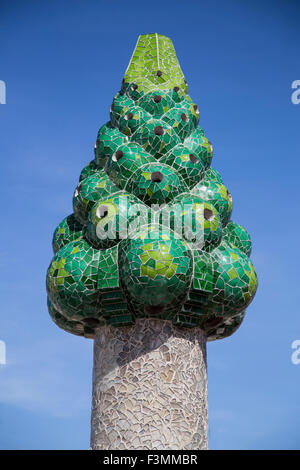 Barcelone, Espagne - 25 septembre 2015 : Palau Guell de Gaudi, cheminée, carreaux cassés Gaudi et mosacis cheminées décorées étrange Banque D'Images