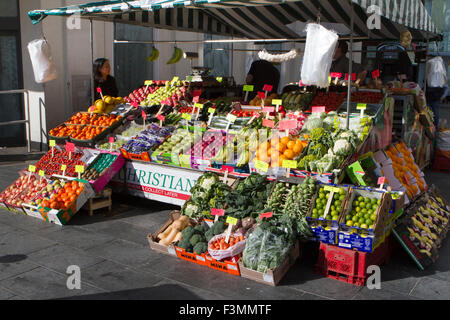 Épiciers verts aux fruits et aux légumes ; stalle de marché en vente de gorchies et légumes, Liverpool City Centre, Liverpool, Royaume-Uni Banque D'Images