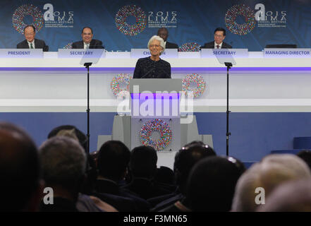 Lima, Pérou. 9 octobre, 2015. Fonds monétaire international (FMI), Christine Lagarde, Directeur général (C) prononce un discours lors de la session plénière de l'Assemblées annuelles des Conseils des gouverneurs du Groupe de la Banque mondiale et le FMI à Lima, Pérou, le 9 octobre 2015. © Luis Camacho/Xinhua/Alamy Live News Banque D'Images