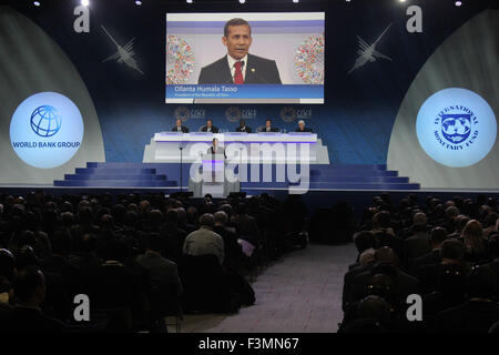 Lima, Pérou. 9 octobre, 2015. Le Président du Pérou Ollanta Humala traite de la session plénière des assemblées annuelles des Conseils des gouverneurs du Groupe de la Banque mondiale et le Fonds monétaire international (FMI) à Lima, Pérou, le 9 octobre 2015. © Luis Camacho/Xinhua/Alamy Live News Banque D'Images