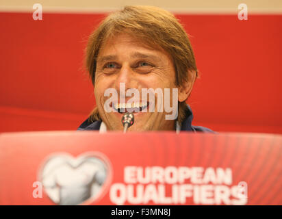 Baku, Azerbaïdjan. 09Th Oct, 2015. L'équipe nationale de football italienne entraîneur en chef Antonio Conte prend la parole lors d'une conférence de presse au Stade olympique à Bakou Bakou. L'Azerbaïdjan fera face à l'Italie dans l'UEFA EURO 2016 GROUPE H match de qualification le 10 octobre. © Aziz Karimov/Pacific Press/Alamy Live News Banque D'Images