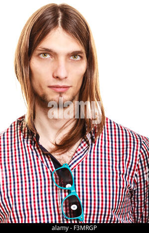 Beau jeune homme à la mode type avec les cheveux longs. Banque D'Images