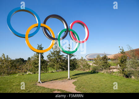 Le symbole des Jeux Olympiques et le vélodrome dans la nouvelle arène cycle Queen Elizabeth Olympic Park, Londres. Banque D'Images