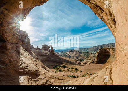 Une vue de Delicate Arch Arch dans le bâti au début d'un matin d'été Banque D'Images