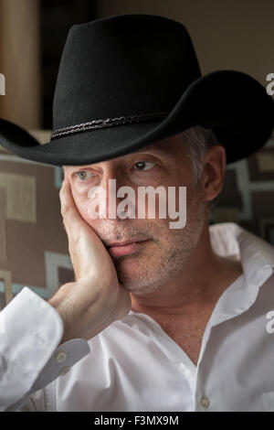 Man wearing cowboy hat, Close up, de l'éclairage naturel. Banque D'Images