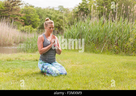 Femme dans la prière la méditation poser Banque D'Images