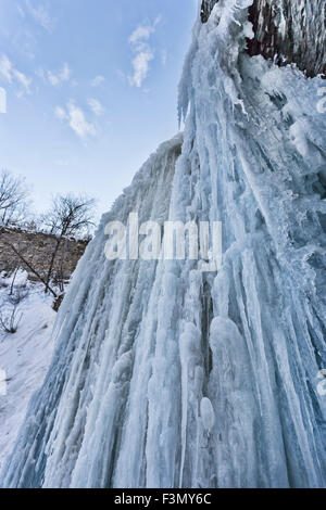 Un très frozen Buttermilk Falls. Banque D'Images