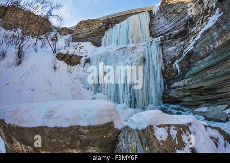 Un très frozen Buttermilk Falls. Banque D'Images