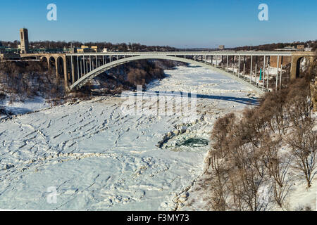 Pont en arc-en-ciel avec la rivière gelés, prises à partir de la partie américaine. Banque D'Images