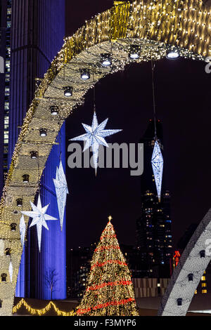 Toroto, l'Hôtel de ville illuminée en pourpre et décoré pour la saison de Noël. Banque D'Images