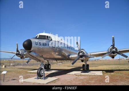 Rapid City, Dakota du Sud, USA. 10 avr, 2015. Un DC-4 Nous avion-cargo qui a servi dans le Pont Aérien de Berlin, vu au Dakota du Sud l'air et de l'espace sur l'Ellsworth Air Force Base près de Rapid City, Dakota du Sud, USA, 10 avril 2015. Gail Halvorsen, également connu sous le nom de 'Oncle Wiggly ailes', également survolé un DC-4 pendant ce temps. Halvorsen célèbre son 95e anniversaire le 10 octobre 2015. Photo : Chris Melzer/dpa/Alamy Live News Banque D'Images