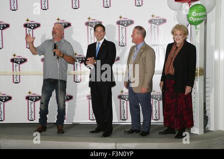 Las Vegas, NV, USA. 9 octobre, 2015. Rick Harrison, le sénateur Marco Rubio, Mark Hutchison (Nevada) Lieutenant-gouverneur), Carolyn G. Goodman (Maire de la ville de Las Vegas) au niveau des arrivées pour Ouverture officielle de pion Plaza, 725 S. Las Vegas Blvd. South, Las Vegas, NV, le 9 octobre 2015. Credit : James Atoa/Everett Collection/Alamy Live News Banque D'Images