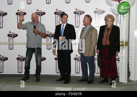 Las Vegas, NV, USA. 9 octobre, 2015. Rick Harrison, le sénateur Marco Rubio, Mark Hutchison (Nevada) Lieutenant-gouverneur), Carolyn G. Goodman (Maire de la ville de Las Vegas) au niveau des arrivées pour Ouverture officielle de pion Plaza, 725 S. Las Vegas Blvd. South, Las Vegas, NV, le 9 octobre 2015. Credit : James Atoa/Everett Collection/Alamy Live News Banque D'Images