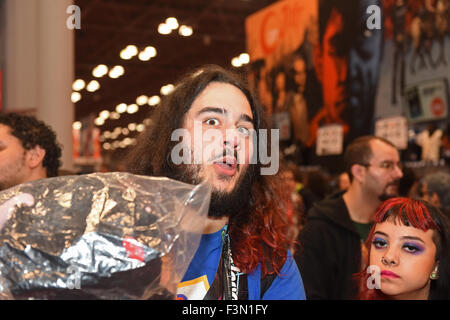 New York City, United States. 09Th Oct, 2015. Comic Con visiteurs afficher les émotions différentes. Des centaines de milliers de fans, les artistes, les entrepreneurs et les gens qui étaient simplement curieux se sont rendus à Javits Center pour la 10e exposition ComicCon, le plus grand événement de ce genre en Amérique du Nord Credit : Andy Katz/Pacific Press/Alamy Live News Banque D'Images