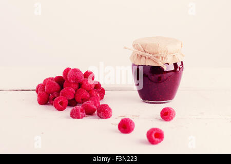 Confiture de framboises et les framboises. Focus sélectif. Banque D'Images