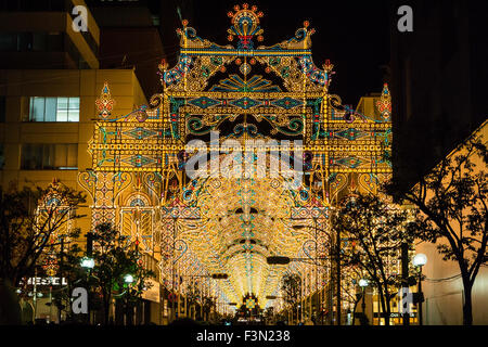 Luminaire de Kobe, le festival d'hiver de la lumière. L'éclairage ambiant écran connecté entre les bâtiments sur l'une des principales rues commerçantes. Banque D'Images