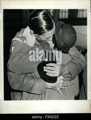 24 février 1950 - Retour du commandant héroïque de la Corée La prison : inclus dans un récent groupe de 150 prisonniers de guerre britanniques libérés à la maison était le lieutenant-colonel J.P. Carneo, commandant du 1er Bataillon, Gloucestershire Regiment dans leur économie d'héroïque de la ligne de l'ONU sur l'Imjin, en avril 1951. Puis, à la fin de l'élément de support de quatre jours, le temps est venu pour le retrait, le Colonel Carne a donné ses hommes la permission de sortir de façon autonome et qu'il reste en arrière avec les blessés et a été capturé. Photo montre - Le Lieutenant-colonel Carne est accueilli par sa femme à terre, à Southampton, en Angleterre. (C Banque D'Images