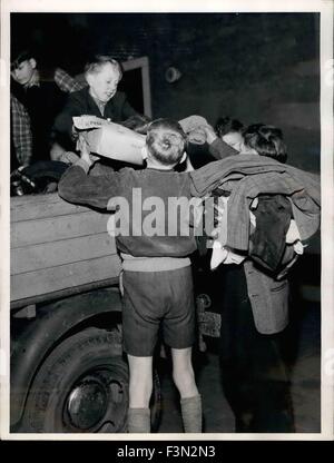 04 janv., 1953 - ''aide allemands allemands'' : ils ont commencé sous ce slogan en celle d'une campagne de l'aide pour toute la Basse Saxe pour les réfugiés de la zone soviétique. La première étape de cette campagne qui pourrait être prise comme exemple est venu du conseil de la ville de Celle. Le début de cette campagne a été l'aide d'une collection de trois heures organisée par 500 enfants de celle qui a perçu pendant cette période trois camions et un chariot plein de vêtements, chaussures, jouets et les meubles et accessoires. La plupart des choses était comme neuf. (Crédit Image : © Keystone Press Agency/Keystone USA via ZUMAPRESS. Banque D'Images