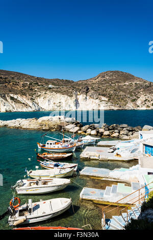 Mandrakia village grec traditionnel avec sirmate - Poissons Poissons bateaux et un chien à l'île de Milos, en Grèce. Banque D'Images