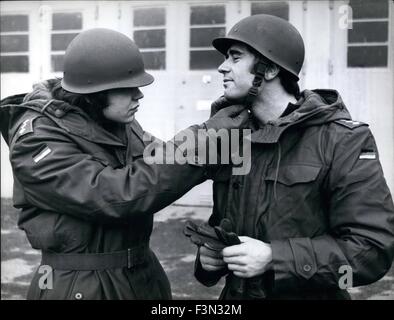 Jan 10, 1974 - Rejoindre les militaires français médaillé d'Erhard Keller, 29 ans, qui a remporté les Jeux Olympiques course de patinage de vitesse de plus de 500 mètres de distance est sur le point de rejoindre les forces militaires. L'ancien athlète qui a entre-temps terminé ses études après avoir reçu le degré d'un médecin de soins dentaires doit rendre son mandat ordinaire dans l'armée maintenant. Il sera stationné à l'Air Force Academy à Munich. Dans un captainÃ¢â€™rang s'il va remplir son devoir en tant que médecin de soins dentaires. OPS : M. Erhard Keller (à droite) est de faire un coup de main de l'un de ses collègues l'élingue de réglage du casque d'acier Banque D'Images
