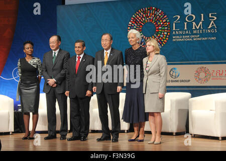 Lima, Pérou. 9 octobre, 2015. (L-R) Modérateur Femi Oke, Président de la Banque mondiale, Jim Yong Kim, le président du Pérou Ollanta Humala, le Secrétaire général des Nations Unies, Ban Ki-moon, le Fonds monétaire international (FMI), Christine Lagarde, Directeur général, et de la secrétaire au Développement International Justine Greening assister au séminaire "Vers l'année 2030" lors des réunions annuelles du Groupe de la Banque mondiale et le FMI, à Lima, Pérou, le 9 octobre 2015. © Luis Camacho/Xinhua/Alamy Live News Banque D'Images