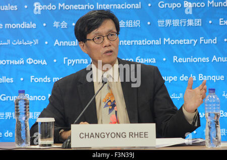 Lima, Pérou. 9 octobre, 2015. Fonds monétaire international (FMI) Asie et Pacifique Directeur Changyong Rhee traite d'une conférence de presse au cours des réunions annuelles du Groupe de la Banque mondiale et le FMI, à Lima, Pérou, le 9 octobre 2015. © Luis Camacho/Xinhua/Alamy Live News Banque D'Images