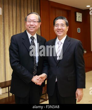 Beijing, Chine. 9 octobre, 2015. Le Conseiller d'Etat chinois et ministre de la sécurité publique de Guo Shengkun (R) rencontre avec Lai Tung-Kwok, secrétaire pour la sécurité de la Région administrative spéciale de Hong Kong, à Beijing, capitale de Chine, le 9 octobre 2015. © Ding Haitao/Xinhua/Alamy Live News Banque D'Images