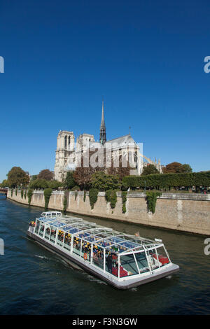 Basilique Notre Dame, l'Ile de la Cité, Paris ,avec bateau-mouche lancer . sighteseeing France Banque D'Images