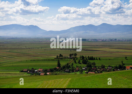 Un petit village nommé Kotormany en Transylvanie, Roumanie, Székelyföld, Harghita comté. Paysage d'automne. Banque D'Images