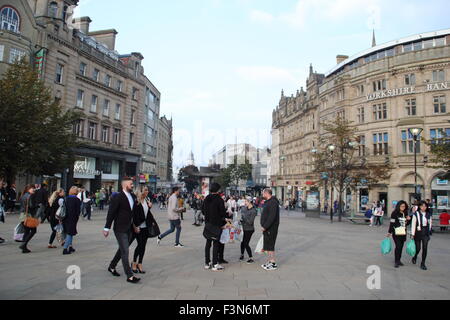 Shoppers on Fargate ; une zone piétonne et de la zone commerçante de Sheffield centre adjacente à High Street, England UK Banque D'Images