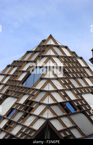 Le bâtiment diamant ; un établissement d'enseignement en génie de l'Université de Sheffield, l'extérieur, l'automne - 2015 Banque D'Images