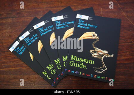 Guides du musée sur l'affichage à l'intérieur du Musée Alfred Denny à l'Université de Sheffield, Angleterre, Yorksshire UK -2015 Banque D'Images